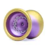 PreVault-Yo-Yo in Lila und Gold, ein Hochleistungs-Yo-Yo für Tricks und Wettkämpfe.